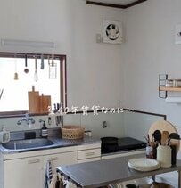 【築40年賃貸戸建DIY】「すごいアイデア！」〈キッチンの壁〉にDIYで〈備え付け風の収納棚〉が爆誕！「天才」「素敵です」と絶賛の声