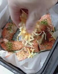 【サーモンのチーズ焼き弁当】看護師が作る、真っ赤なタコさんウインナー入りの「彩り弁当」が美味しそう