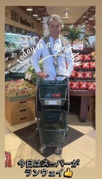 【73歳イケオジ】白シャツ×肩掛けニットがおしゃれ！こなれ感漂う大人の「お買い物コーデ」