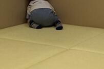 「かくれんぼ」をする3歳児が話題に　あまりにもバレバレな隠れ方に「国宝級のかわいさ」