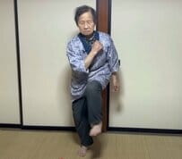 【93歳キレッキレの体操】きのえおばあちゃんの「夕ご飯動画」なのに、合間に全力で運動する姿に脱帽！