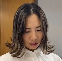 【激変】ミディアムヘアの女性が初めてウルフヘアに挑戦→大胆イメチェン成功で笑顔あふれる