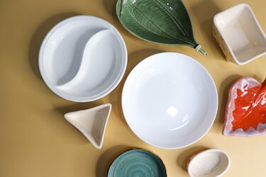 戦時中に陶磁器メーカーが製造した皿 子ども用とは思えない絵柄に