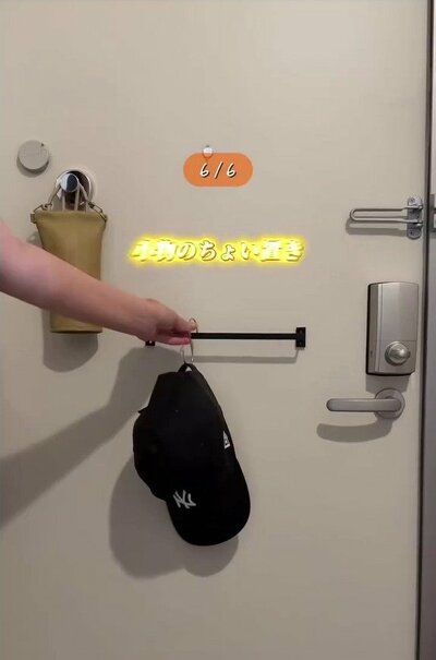 玄関の壁を帽子掛けに活用