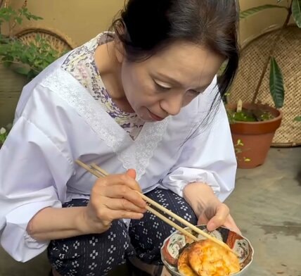 【昭和の暮らし】七輪でじっくり煎餅を焼く光景が郷愁を誘う。「ヨダレが出た」と食欲を刺激される日常の風景