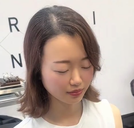 クセ毛の女性がカット＆カラー＆パーマに挑戦した結果…洗練された雰囲気に変身成功！