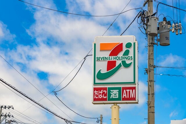 「俺は突然のシールに弱い」セブンのレジ前でもらえたシールに「スマホに貼りたい」「ボンドロより魅力的」と反響