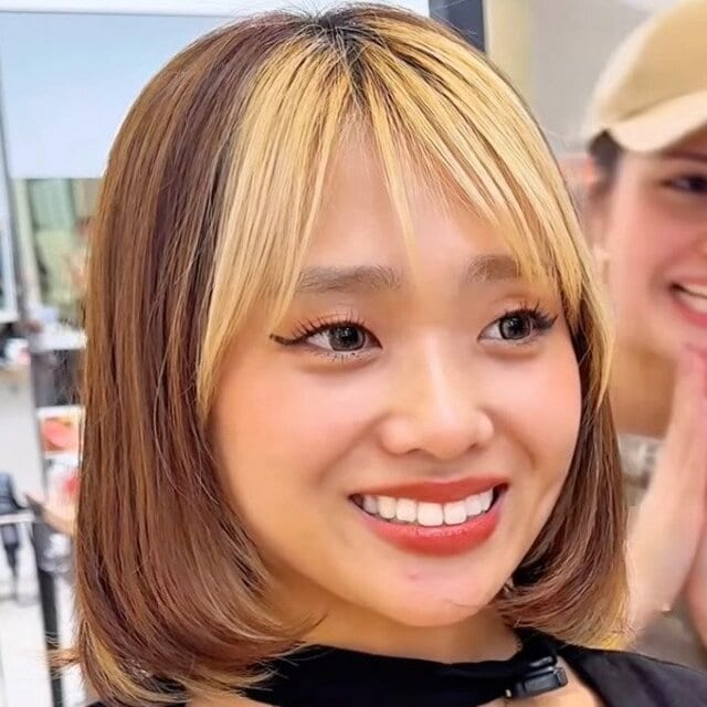 カットの長さに迷う女性→プロにお任せで軽やかな〈ミニボブスタイル〉に！「え、最高です！」「わあ〜！やば！」と笑顔溢れる