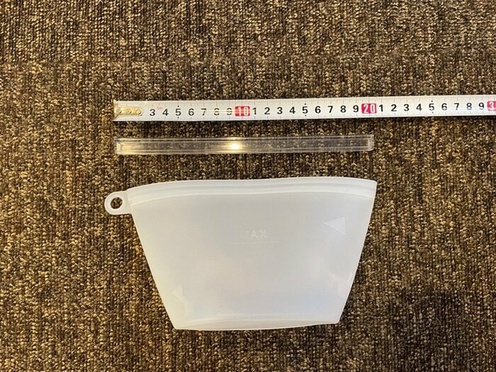 半透明のシリコーンゴムの袋と、透明のロックバーが入っています