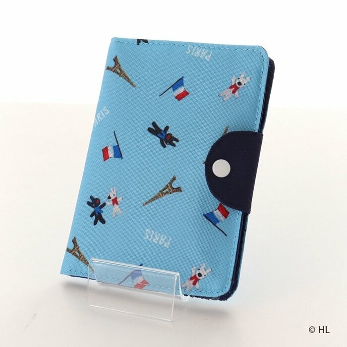 パスポートや通帳、お薬手帳などのA6サイズまでが収納可能なマルチケース