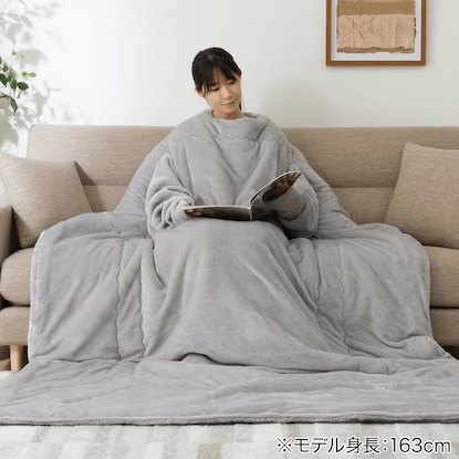 毛布であたたまりながらスマホや雑誌を眺められる！
