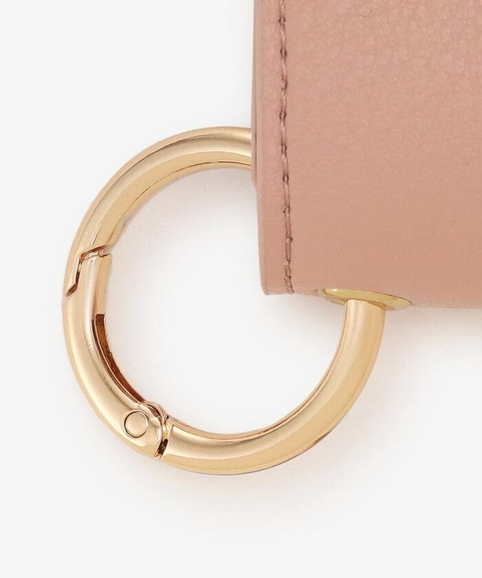 取り外し可能なカラビナが標準で装備されています