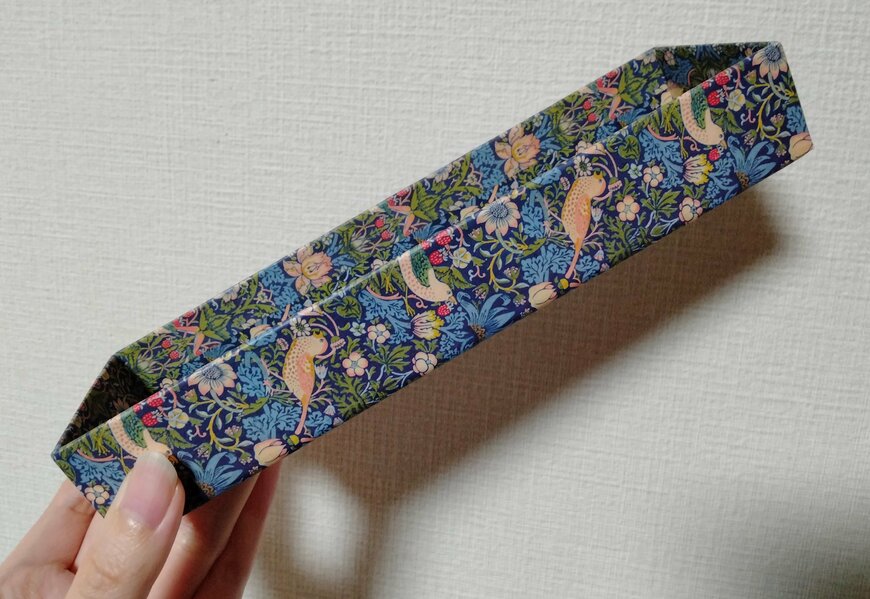 筆者撮影（セリア、文具小物収納BOX 細長トレー マスターピースコレクション/WM）