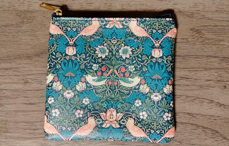 筆者撮影（セリア、スクエア フラットポーチ ウィリアム・モリスデザイン）