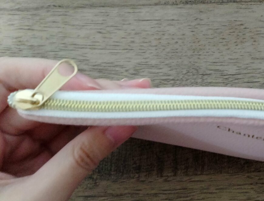 筆者撮影（セリア、革風マルチケース）