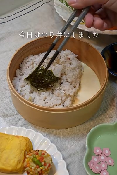 「お昼に花火が見れるなんて！」夫につくる愛情弁当「のり弁」には……なんと〈打ち上げ花火〉！？