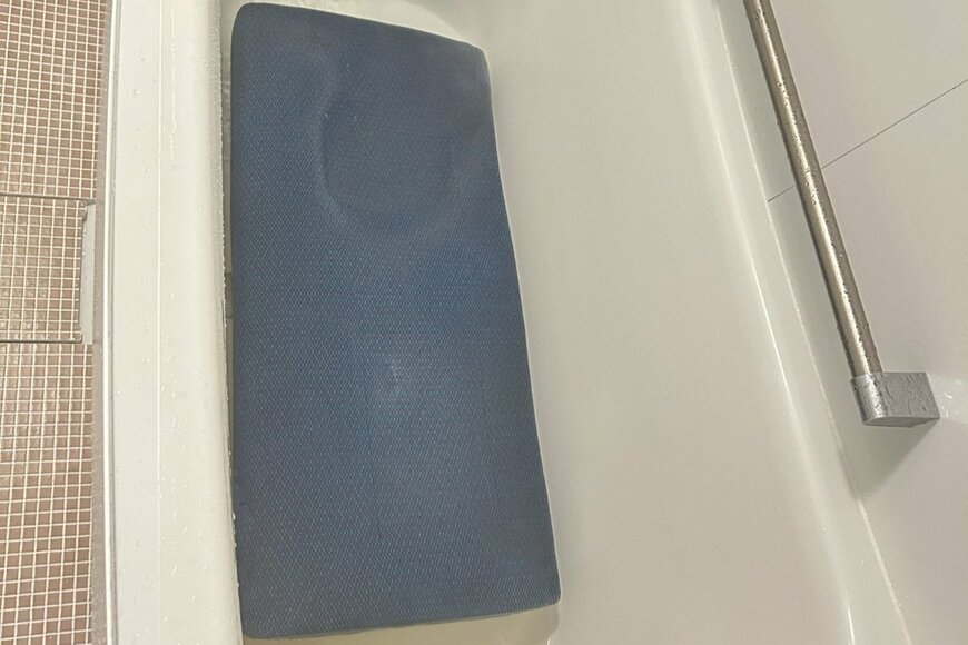 自宅の浴槽で「電車の座面」を丸洗いしてみたら…　洗浄後の「お湯の色」に思わず目を疑う