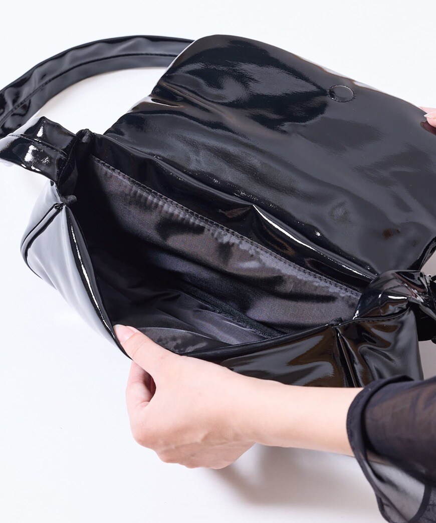 出所：3COINS公式　スクエアショルダーバッグ