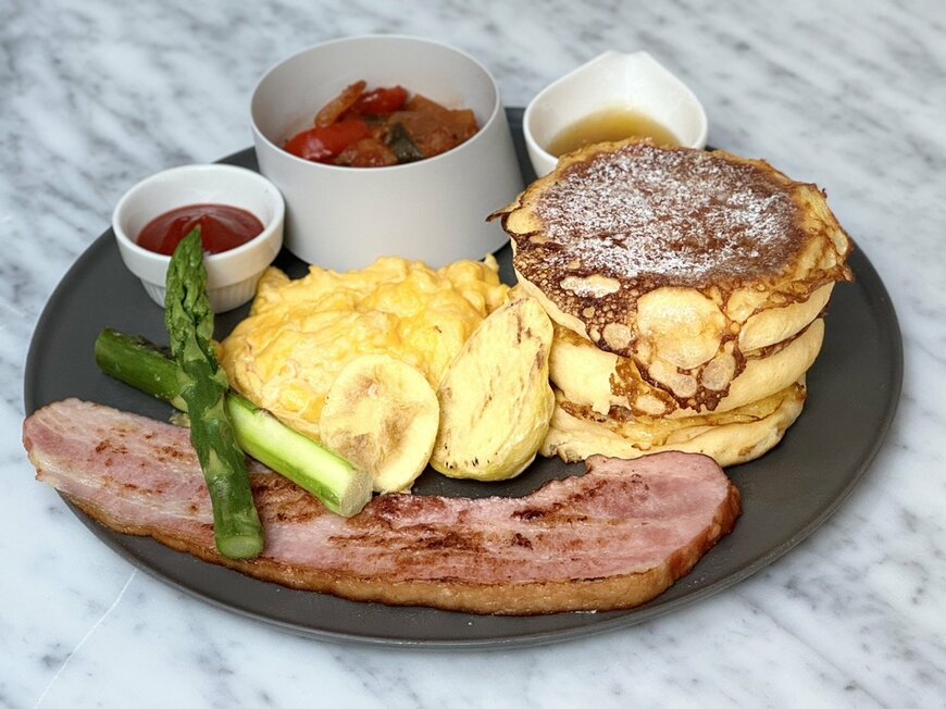 看板メニューのエッグ＆ミートパンケーキ（出所：株式会社アールシー・プロパティ プレスリリース）