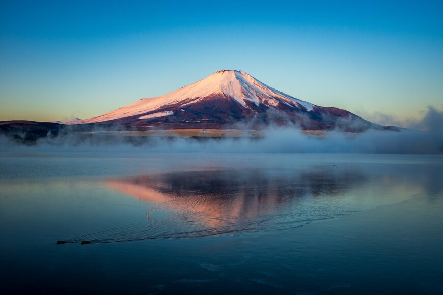 富士山の日に山中湖で撮影したのは…「白鳥の絶妙なタイミングを捉えた一枚」がSNSで話題に