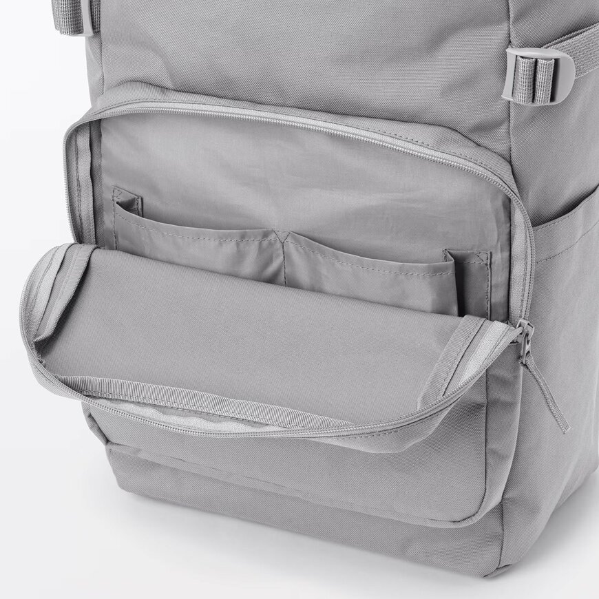 出所：無印良品公式　肩の負担を軽くする　撥水　上から開く　リュックサック