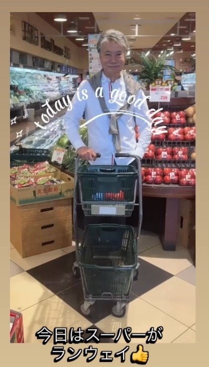 【73歳イケオジ】白シャツ×肩掛けニットがおしゃれ！こなれ感漂う大人の「お買い物コーデ」