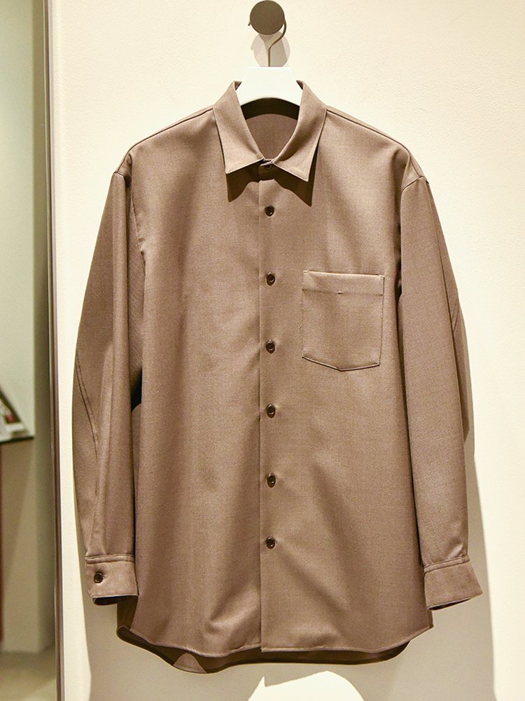 官公庁向けのユニフォームも手がける日本毛織「NIKKE」のサージ素材を使った一着。良質な梳毛ウールとポリエステルを高密度に織りあげた生地はしなやかさとハリ感を併せ持つ。ブラックとグレージュの2色展開。ADAM ET ROPE' /【NIKKE】CELL SERGE シャツ ¥28,600