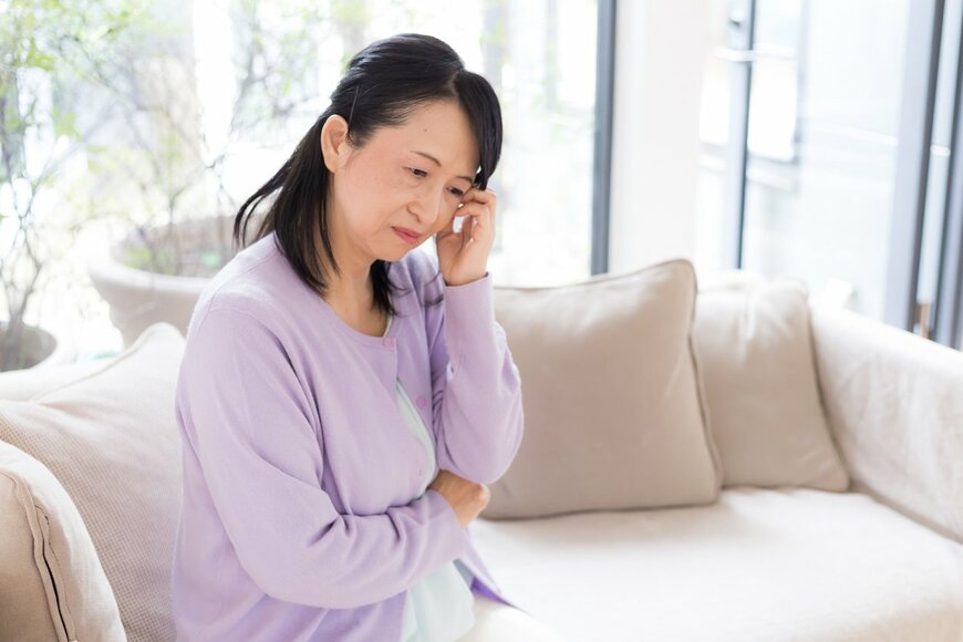 悩むシニア女性の写真