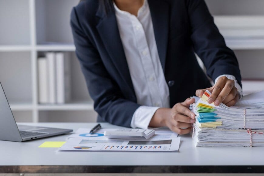 書類整理をする人