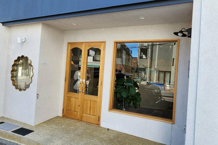 オシャレな外観の「BiS」