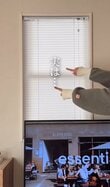 「もっと早く貼れば良かった～」2児のママが…視線が気になって開けられなかったブラインド窓に目隠しシートをDIY！安心して開けられる窓に