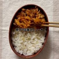 【夫弁当】しっとりやわらかい「ポークケチャップ弁当」　飾り切りしたりんごや野菜の副菜も華やかでおしゃれ
