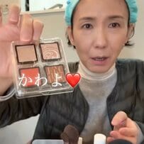 「参考にします」50代元CAのYouTuberが「マキアージュ」のアイシャドウ&リップでメイク！