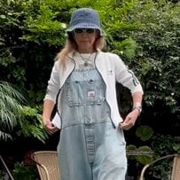 【60代の女性】ダメージリメイクコーデに「カッコイイ」の声！「古くなったブルゾン」が素敵に生まれ変わる