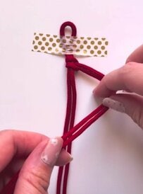 セリアだけで手に入る材料を活用した100均DIY。カラー紐を7回結ぶ手順で「母の日ギフト」を作り上げる工程と仕上がり