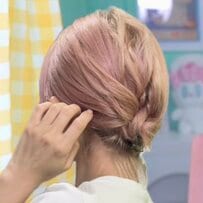 【ヘアゴム3本で完成】毛束をクロスして巻きつける「ボブのお団子ヘアアレンジ」首元すっきり&大人可愛いまとめ髪