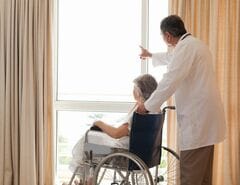 後期高齢者医療では8月から「医療費の上限」が改定。75歳の誕生月は国民健康保険と後期高齢者医療で「それぞれ半分」に、一般区分の外来はいくらまで？