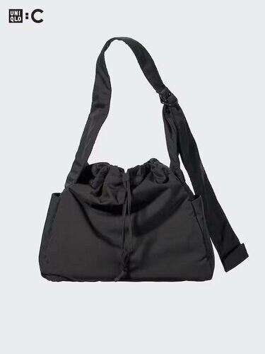 UNIQLO 巾着型ポーチ ブラック 大容量でびっくり！」ユニクロ〈新作ショルダーバッグ〉は巾着型で便利