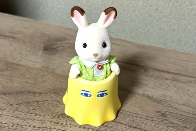メジェドさまデザインのカップ！セリアのグッズにワクワク気分が上がる！シルバニアを入れたら可愛かった
