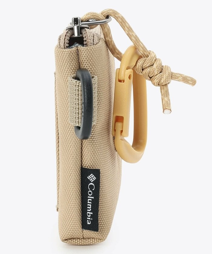 本体にはベルトループやバッグに取り付け可能な「カラビナチャーム」