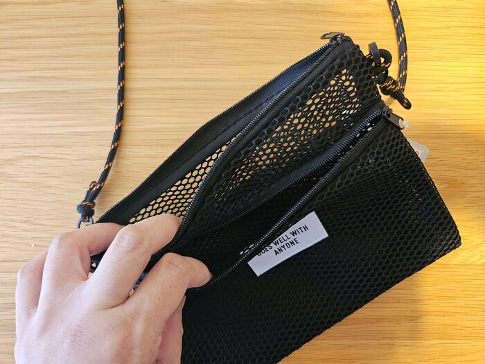 大きなメインポケットと小さめのサブポケットがあります