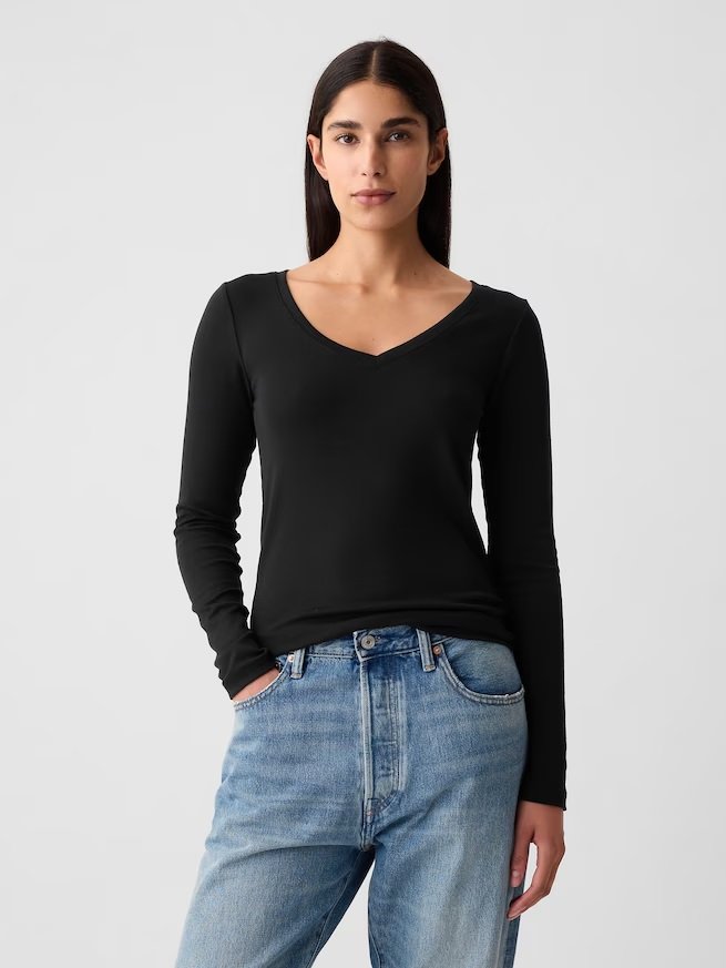 首元が大きくVの字に開いたデザインの「VネックTシャツ」