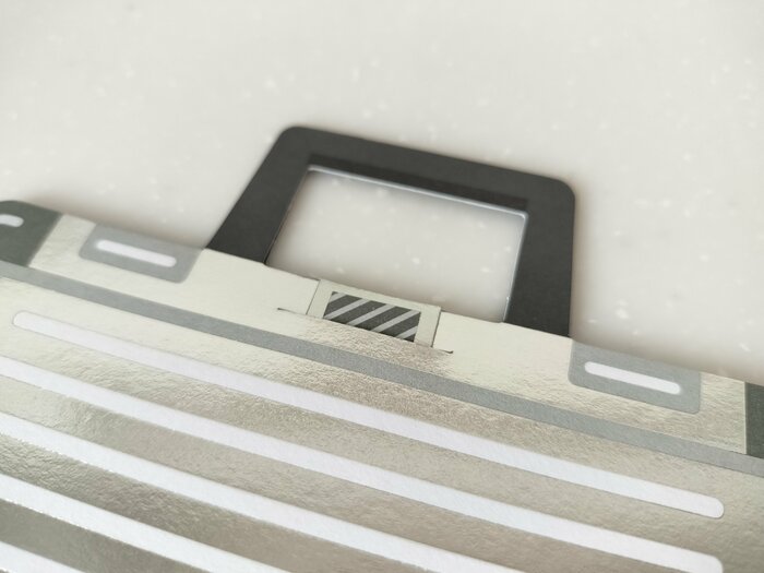 封筒が開かないよう留められる切れ込みが!