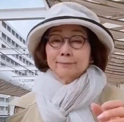 【75歳マダム】が着こなす！キュートなトレンチコートコーデ「お洒落上手！」「真似したくなる」の声