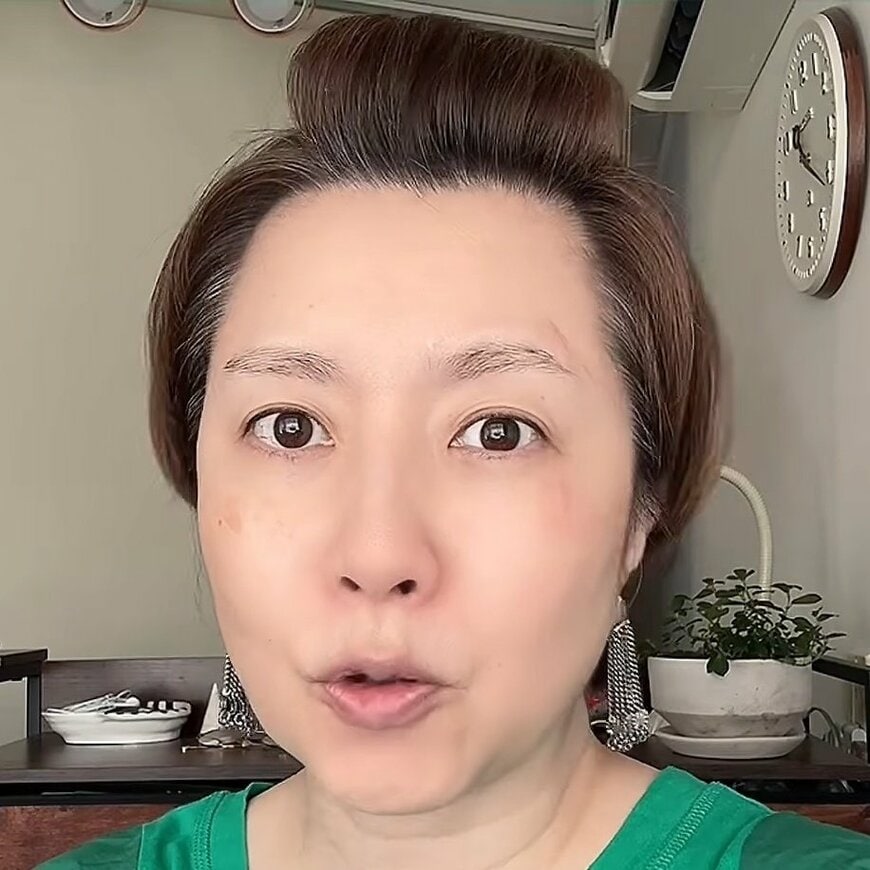 「ええ感じ」50代マダムが【頑張らなくていいメイク】で簡単キレイ！“ファンデ1本でベース完成”に「魅力かも」の声