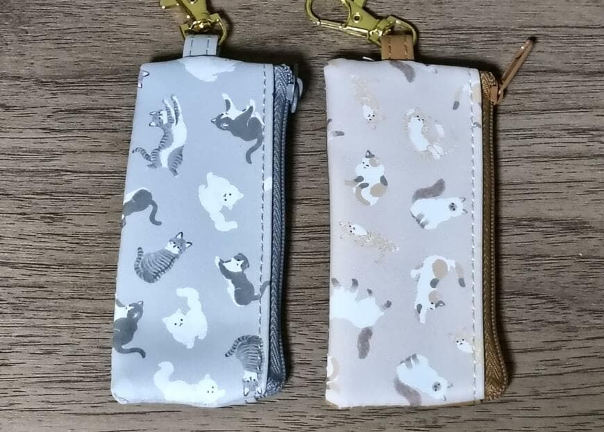 筆者撮影（セリア、合皮スリムコインケース フック付 ふんわりねこ柄）