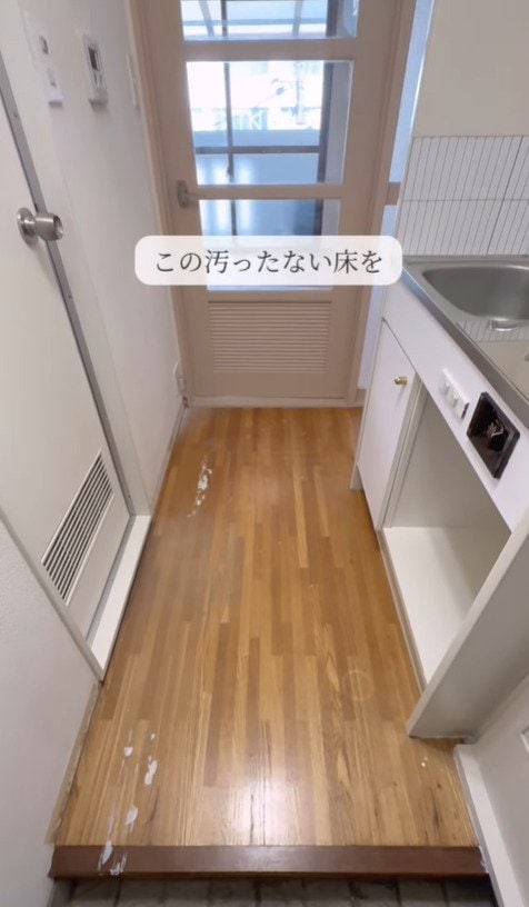 「一気に明るくなった！」築古感のある床→クッションフロアで垢ぬけ空間にアップデート