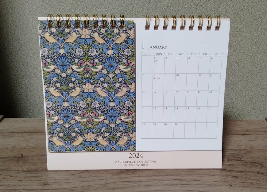 筆者撮影（セリア、卓上カレンダー 2連 マスターピースコレクション/WM 日曜始まり）