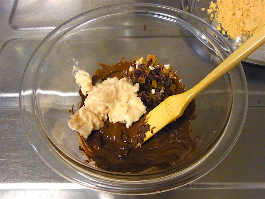 加熱したチョコレートと酒粕に、刻んだレーズン（またはドライフルーツ）を混ぜる