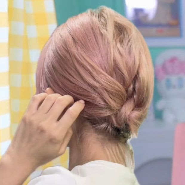 【ヘアゴム3本で完成】毛束をクロスして巻きつける「ボブのお団子ヘアアレンジ」首元すっきり&大人可愛いまとめ髪